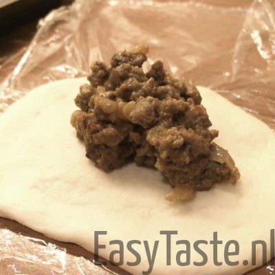 Broodje bapao - leg een ruime eetlepel gehaktmix op het deeg - optie 1
