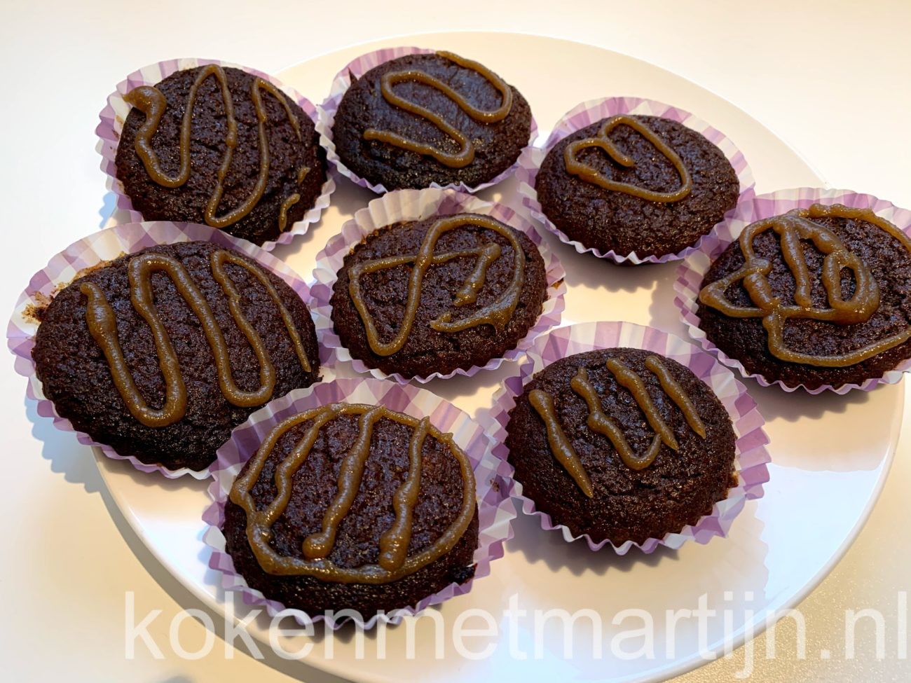 Kokosmeel chocolade cupcakes met gezouten dadel karamel